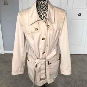 Michael Kors tan rain jacket w/pockets & belt